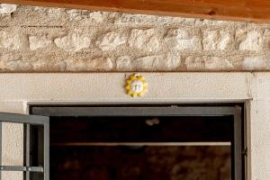 una flor en la parte superior de una puerta de garaje en Ilice Country House, en Marina di Ragusa