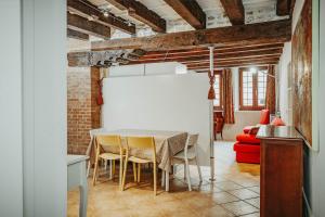 una sala da pranzo con tavolo e sedie bianchi di Autentico rifugio veneziano Bilocale nel cuore di Cannaregio a Venezia