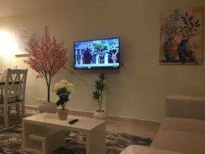 TV a/nebo společenská místnost v ubytování Casa De Madinaty -مدينتي