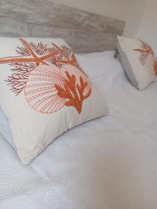 Una cama blanca con dos almohadas encima. en CASA TURQUESA, en Torrealvilla 14 fotos más