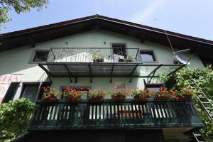 科巴里德Fedrig Hostel rooms Apartment for 10的带有阳台并种有鲜花的建筑