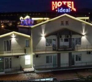 um edifício de hotel com um letreiro de néon em cima em Hotel Garni Ideal em Podgorica