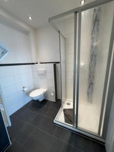 グライフスヴァルトにあるAm Yachthafen - Holzteichstraße 9のシャワーとトイレ付きのバスルーム +11枚の写真