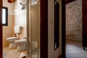 baño con aseo y puerta de cristal en Ilice Country House, en Marina di Ragusa 60 fotos más