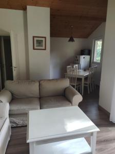 ein Wohnzimmer mit Sofa und Tisch in der Unterkunft Chez Marielle in Parentis-en-Born
