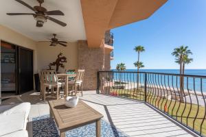 un balcon avec vue sur l'océan dans l'établissement Sonoran Sea Resort BEACHFRONT Condo E203, à Puerto Peñasco