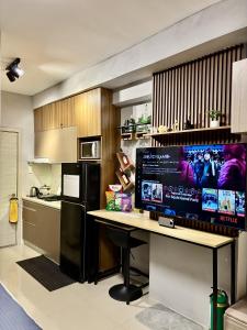 - une cuisine avec un bureau et un ordinateur dans l'établissement West Jones Residences, à Cebu