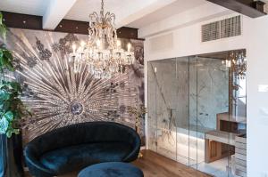 切塞纳蒂科ca' squero911 luxury rooms的浴室设有黑色椅子和吊灯。