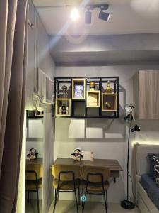 une salle à manger avec une table et deux chaises dans l'établissement West Jones Residences, à Cebu