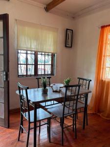 einen Esstisch und Stühle in einem Zimmer in der Unterkunft Mount Gerizim Farm in Louisvale + 15 Fotos