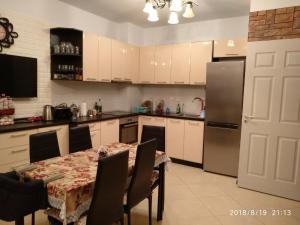 een keuken met een tafel en een koelkast bij Oasis Resort & Spa 2, Lozenets in Lozenets