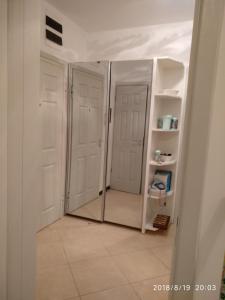 een hal met twee kasten en een spiegel bij Oasis Resort & Spa 2, Lozenets in Lozenets