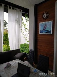 een kamer met een tafel en een laptop erop bij Oasis Resort & Spa 2, Lozenets in Lozenets