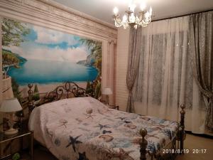 een slaapkamer met een schilderij van een meer bij Oasis Resort & Spa 2, Lozenets in Lozenets +33 foto's