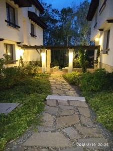 een loopbrug voor een gebouw 's nachts bij Oasis Resort & Spa 2, Lozenets in Lozenets