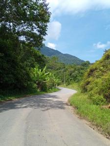 an empty road in the middle of a mountain at Chalé Recanto da Cachoeira in Paraty