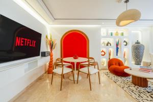 Uma televisão e/ou sistema de entretenimento em Kasbel 2 Appart & Pool