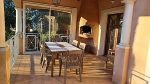 サン・ラファエルにあるVilla- Saint-Raphaëlのテーブルと椅子、バルコニー(テーブル、窓付)