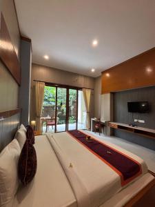 - une grande chambre avec un grand lit et une télévision dans l'établissement Adi Jaya Cottages Ubud Suites by EPS - CHSE Certified, à Ubud 99 autres photos