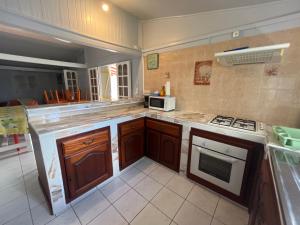 Kuchyň nebo kuchyňský kout v ubytování Maison typique de la Guadeloupe