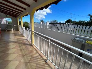 Balkón nebo terasa v ubytování Maison typique de la Guadeloupe + 1 fotografie