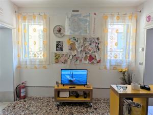 Televízia a/alebo spoločenská miestnosť v ubytovaní A CASA DI PEPLIS