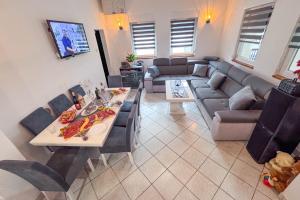 a living room with a table and a couch at Apartman Marinero in Kutjevo