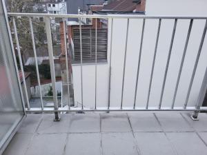 barandilla de metal en un balcón con ventana en Studio lumineux Bruxelles, en Bruselas