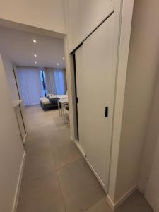 un pasillo con una puerta que conduce a una sala de estar en Studio lumineux Bruxelles, en Bruselas