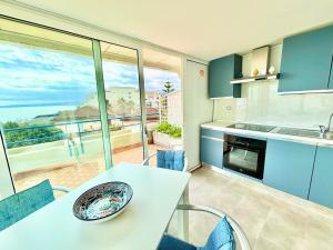 贾迪尼-纳克索斯The Dream - Seafront Loft的带桌椅和大窗户的厨房 更多17张照片