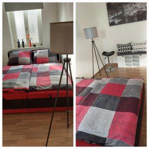 Fewo Mittags-Ruh في رايشنباخ إم فوغتلاند: صورتين لغرفة نوم بها سرير ومصباح