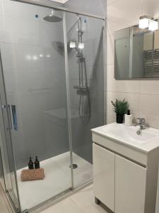 a bathroom with a shower and a sink at Apartamento encantador a 100m da praia in Carvoeiro