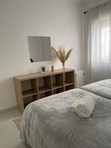 a bedroom with a bed with a dresser and a mirror at Apartamento encantador a 100m da praia in Carvoeiro