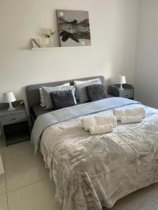 a bedroom with a large bed with two pillows at Apartamento encantador a 100m da praia in Carvoeiro +61 photos