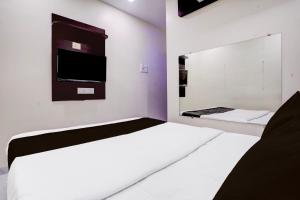 Postel nebo postele na pokoji v ubytování Hotel O Class Inn