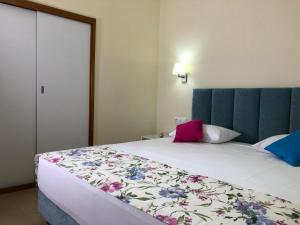 Un pat sau paturi într-o cameră la Laios Hotel (Adults Only)