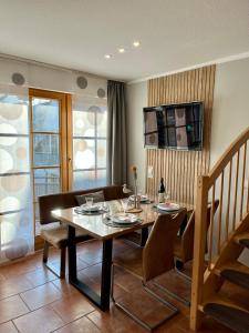 Frieda في زنغست: غرفة طعام مع طاولة وأريكة