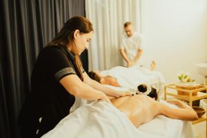 Kobieta dostaje masaż od kobiety leżącej na łóżku. w obiekcie Hotel Terme Zi Carmela w mieście Ischia +37 zdjęć