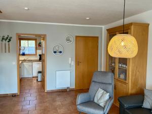 Frieda في زنغست: غرفة معيشة مع أريكة وكرسي