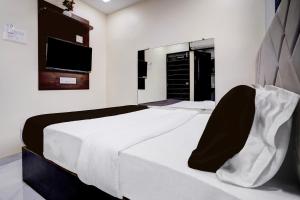 Postel nebo postele na pokoji v ubytování Hotel O Class Inn