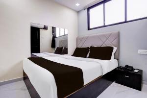 Postel nebo postele na pokoji v ubytování Hotel O Class Inn