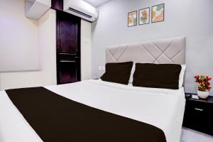 Postel nebo postele na pokoji v ubytování Hotel O Class Inn