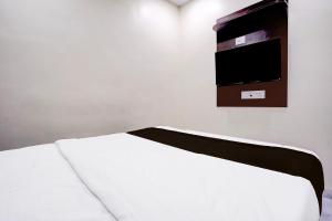 Postel nebo postele na pokoji v ubytování Hotel O Class Inn