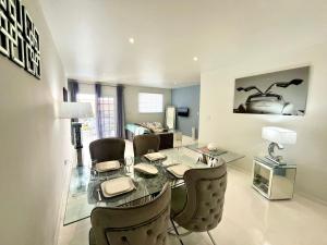 Istumisnurk majutusasutuses Blue Icon Apartment at Mambo Beach with pool