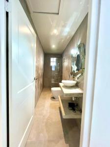 Vannituba majutusasutuses Blue Icon Apartment at Mambo Beach with pool