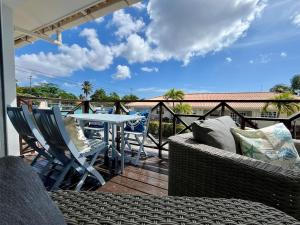 Rõdu või terrass majutusasutuses Blue Icon Apartment at Mambo Beach with pool