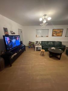 TV a/nebo společenská místnost v ubytování Günstige und komfortable Wohnung in Regenstauf