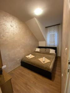 Postel nebo postele na pokoji v ubytování Golf Apartman Obrenovac, sa parkingom