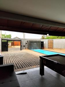 a pool table in the middle of a swimming pool at Espaço horizonte verde in Ribeirão Preto +12 photos