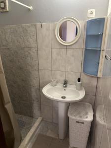 Un baño pequeño con lavabo y espejo. en Casa Mary Bela's, en Quinta do Almeida